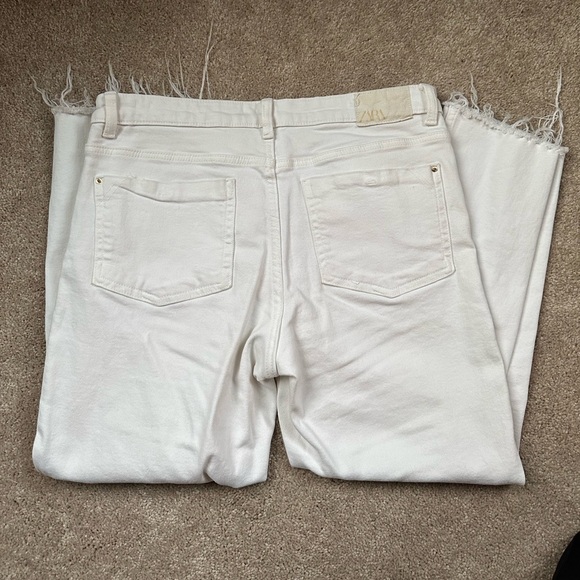 Zara White Cropped Jeans with Distressed Hem - Picture 3 of 8